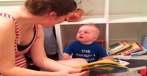 La reacción de un bebé de 10 meses cada vez que terminan de leerle un cuento se hace viral