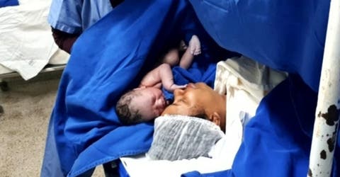 Una pareja de padres sordos emociona a los médicos en el nacimiento de su hijo