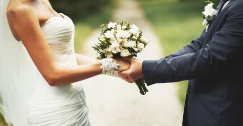 Una mujer aparece en la boda de su hijo vestida y peinada igual que la novia por «casualidad»