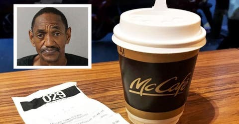 Un hombre arroja un café hirviendo sobre una empleada de McDonald’s porque no le gustó