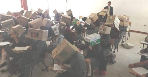 Los padres exigen el despido del director por usar cajas de cartón en la cabeza de sus alumnos