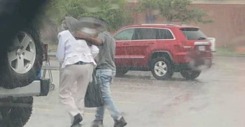 La policía persigue a un adolescente que fue visto con un anciana bajo torrenciales lluvias
