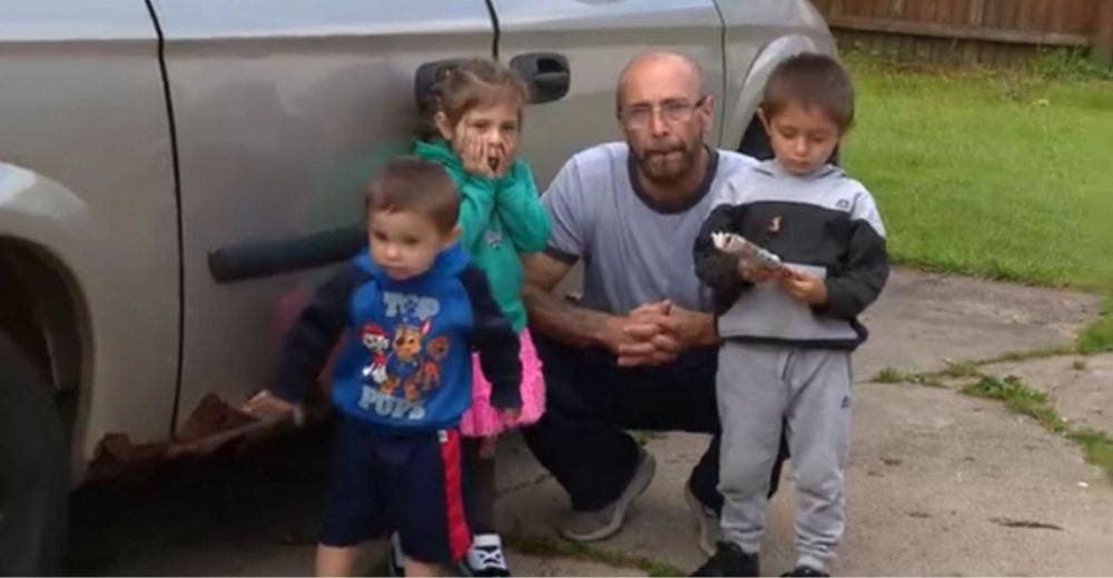 Se queda solo con sus 5 hijos y cada noche busca un lugar donde dormir porque le niegan la ayuda Se queda solo con sus 5 hijos y cada noche busca un lugar donde dormir porque le niegan la ayuda