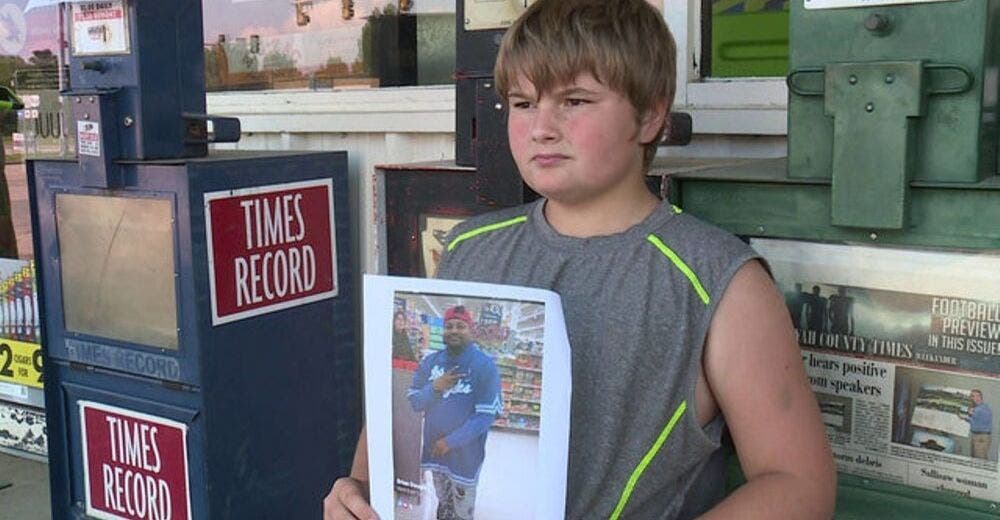 Un niño de 10 años vende sus juguetes en la calle para pagar el funeral de su tío Un niño de 10 años vende sus juguetes en la calle para pagar el funeral de su tío