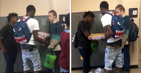 Graban a 2 estudiantes entregándole ropa y zapatos a un compañero que siempre usaba lo mismo