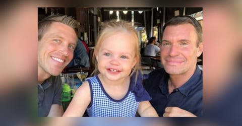 El presentador Jeff Lewis lamenta que hayan expulsado a su hija del colegio por su culpa