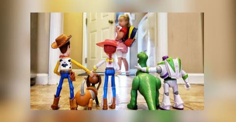 La foto viral de los juguetes de Toy Story despidiendo a una niña en su primer día de clases
