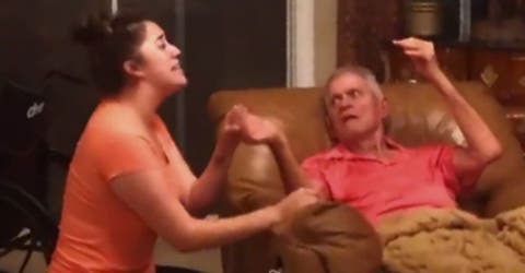 El emotivo vídeo de un abuelo con Alzheimer que recupera los recuerdos al escuchar a su nieta