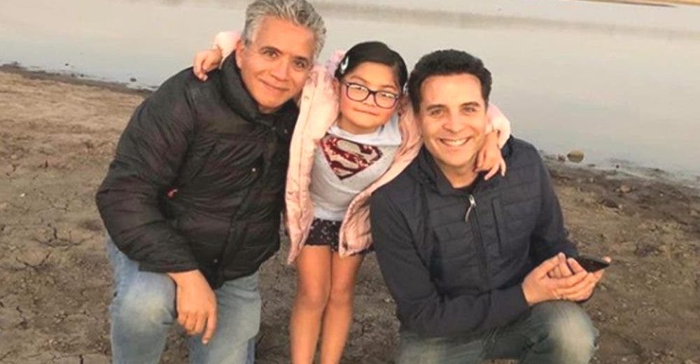 Se convierten en la primera pareja del mismo género en adoptar a una niña tras 7 años luchando Se convierten en la primera pareja del mismo género en adoptar a una niña tras 7 años luchando