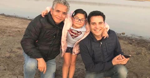 Se convierten en la primera pareja del mismo género en adoptar a una niña tras 7 años luchando