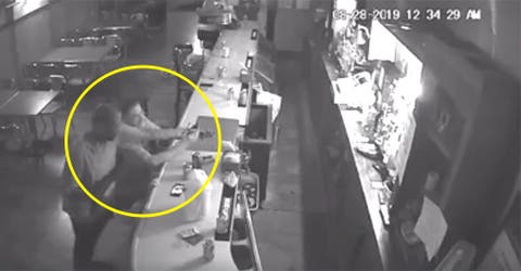 Un hombre desconcierta al ladrón que asalta un bar por su insospechado comportamiento