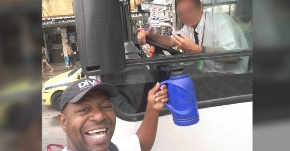 Con café y pares de calcetines un humilde padre logra que trasladen gratis a su hijo al colegio Con café y pares de calcetines un humilde padre logra que trasladen gratis a su hijo al colegio