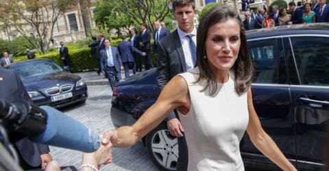 La reina Letizia le reclama a un escolta tras tropezar con un escalón ante las cámaras