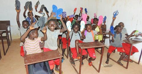 Los maestros de una humilde escuela suplicaron ayuda porque sus alumnos no tenían zapatos
