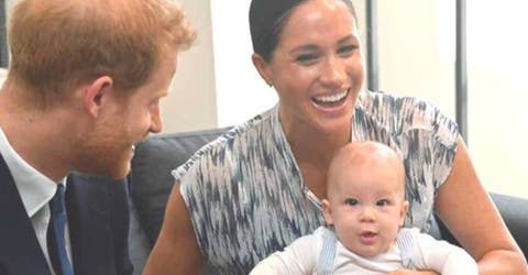 Meghan y Harry presentan a Archie en su primer viaje oficial con una prenda que da de qué hablar