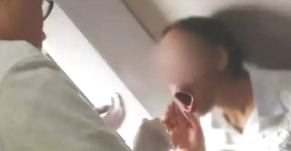 Una mujer se queda sin poder cerrar la boca después de reír a carcajadas sin parar Una mujer se queda sin poder cerrar la boca después de reír a carcajadas sin parar