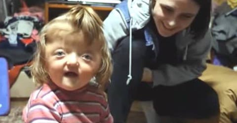 En una guardería le niegan el ingreso a una niña de 2 años por la apariencia de su rostro