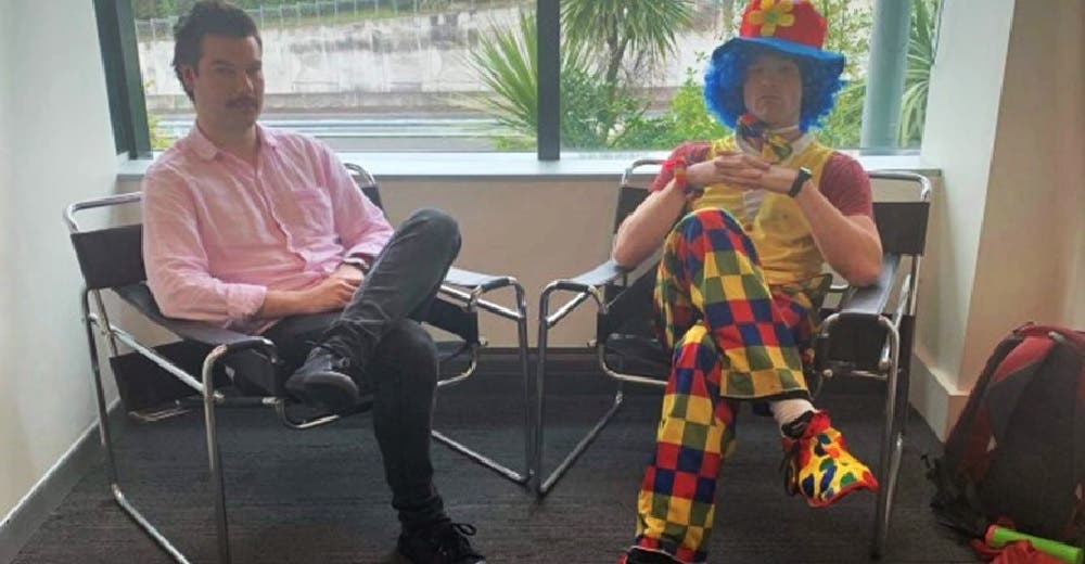 Asiste a una reunión con un payaso ante la sospecha de que estaban a punto de despedirlo Asiste a una reunión con un payaso ante la sospecha de que estaban a punto de despedirlo