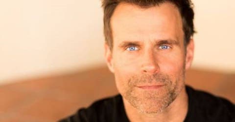 El actor Cameron Mathison vence el cáncer y muestra sus cicatrices orgulloso de su victoria