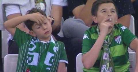 La imagen viral del presunto niño fumador en un estadio de fútbol enciende las redes