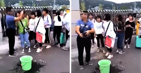 El polémico vídeo de un maestro lavando el rostro de sus alumnas antes de entrar a clases