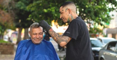 El dramático testimonio del peluquero que ofrece cortes gratis a quienes viven en la calle
