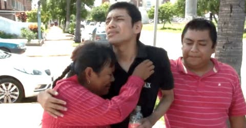 Una madre se reencuentra con su hijo a quien no había podido abrazar desde hace 11 años