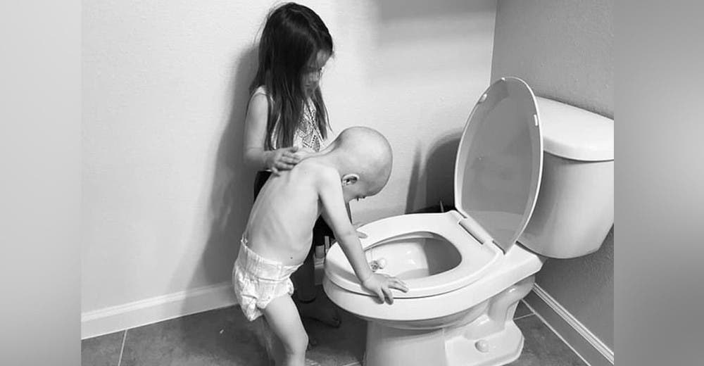 Encuentra a su hija de 5 años consolando a su hermanito con leucemia y termina muy conmovida Encuentra a su hija de 5 años consolando a su hermanito con leucemia y termina muy conmovida