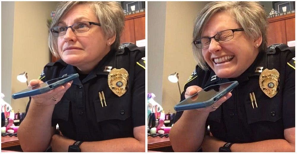 La reacción de una oficial de policía durante una llamada con un hombre que intenta estafarla
