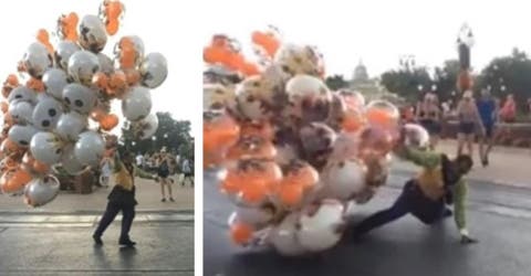 Graban el momento en el que un vendedor de globos casi sale volando por el viento en Disney