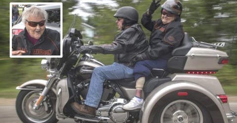 Permiten que una anciana de 96 años con un delicado estado de salud viaje en motocicleta