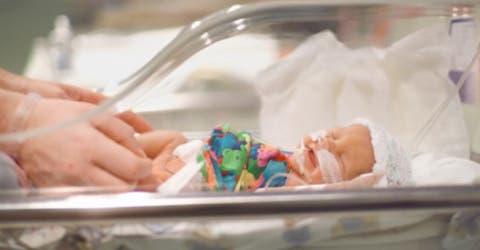 La bebé de una mujer enferma de 75 años que quiso ser madre lucha por sobrevivir en el hospital