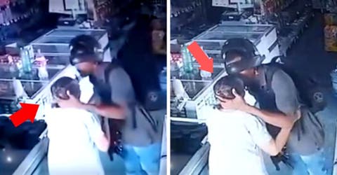 La cámara de seguridad graba la reacción de un ladrón con una abuela aterrada durante un asalto