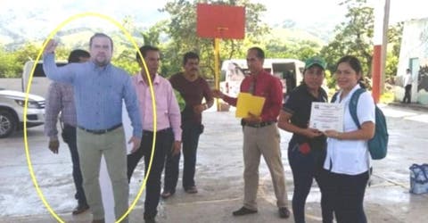 Descubren a un sinvergüenza alcalde enviando una réplica suya de cartón para atender al pueblo