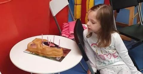 Termina devastado al consolar a su hija de 5 años porque nadie asistió a su cumpleaños