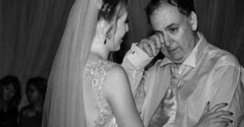 La imagen viral de un padre autista que rompe en llanto en la boda de su hija