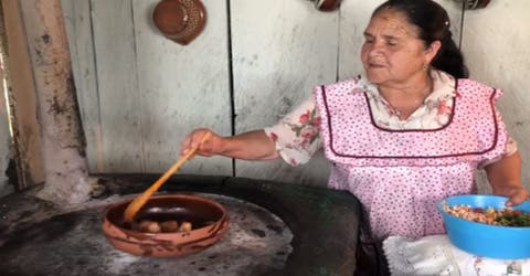 El canal de YouTube de una humilde abuelita enternece a todos – «De mi rancho a tu cocina»