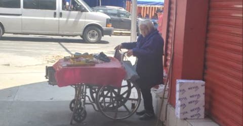 Una humilde abuelita tiene que usar su silla de ruedas como puesto ambulante para vender dulces