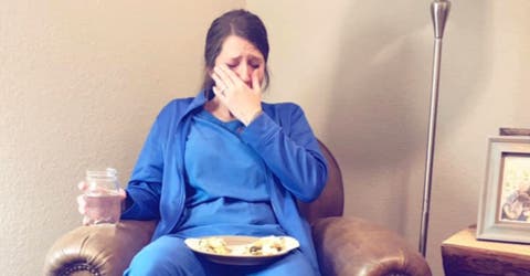 Publica la foto de su hermana enfermera llorando desconsolada tras una dolorosa y larga jornada
