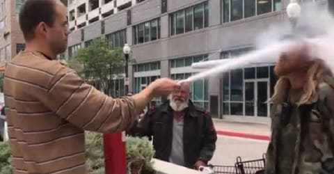 Graban cómo un hombre usa un extintor de incendios sobre el rostro de un fumador