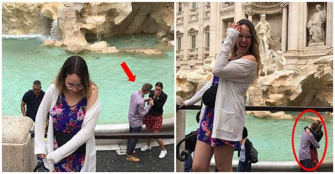 Una turista busca a la pareja que sin pensarlo fotografió en el momento más emotivo de sus vidas