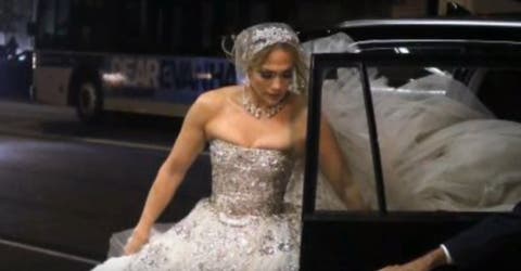 Jennifer Lopez aparece con un extravagante vestido de novia ante el asombro de todos
