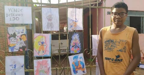 A sus 14 años vende dibujos en su casa para poder comer y lograr estudiar