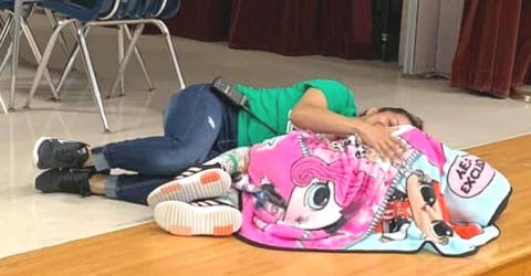 Comparte la foto de su hija autista en crisis junto a la portera de la escuela y se hace viral