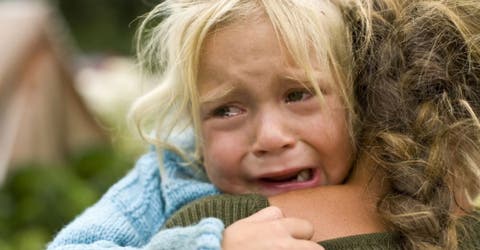 Sale de una fiesta a las 3:00 de la madrugada y deja olvidada a su nieta de 5 años en el salón