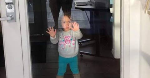 Las cámaras de seguridad graban a una niña de 2 años que dejaron olvidada en la guardería