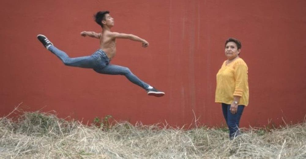 Su abuela lo motiva a ser bailarín aunque todos lo juzguen porque «no es para hombres»