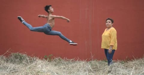 Su abuela lo motiva a ser bailarín aunque todos lo juzguen porque «no es para hombres»