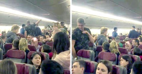 Los pasajeros amarran con cinta adhesiva a un hombre que los puso en peligro durante el vuelo