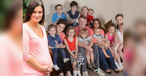 Son padres de 21 hijos y tras decidir que no tendrían más anuncian que ella está embarazada